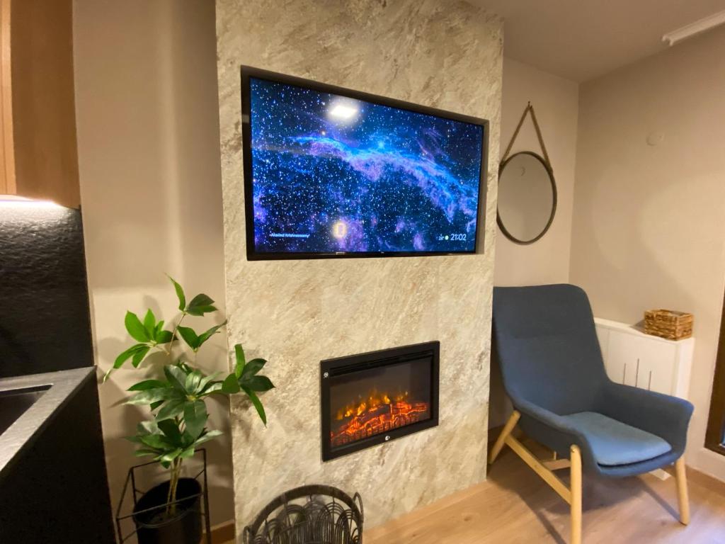 Televiisor ja/või meelelahutuskeskus majutusasutuses Modern Blue Studio En Valle De Incles - Parking Gratis l by BonesVacances