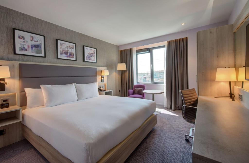 Postel nebo postele na pokoji v ubytování Hilton Garden Inn Dublin City Centre