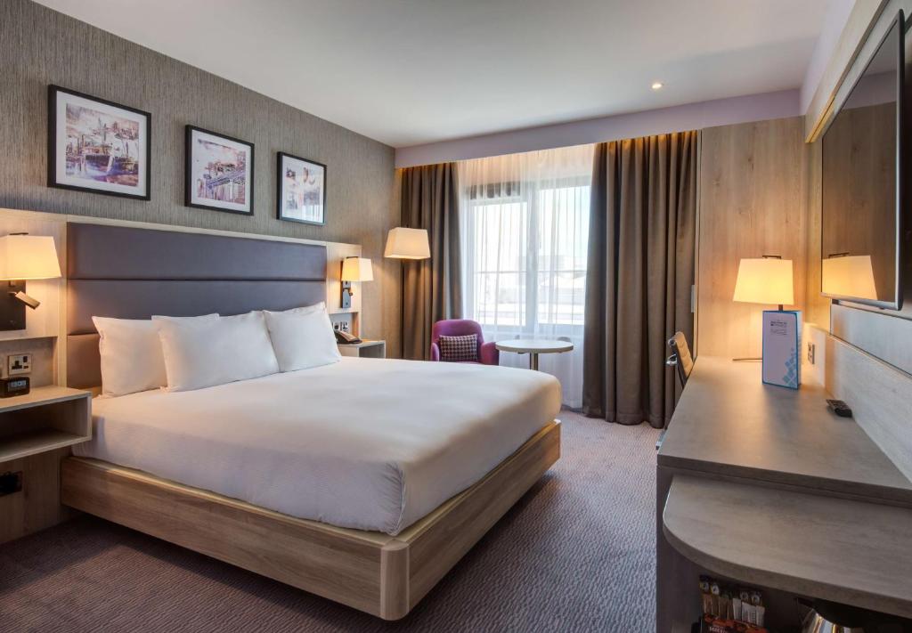 Postel nebo postele na pokoji v ubytování Hilton Garden Inn Dublin City Centre