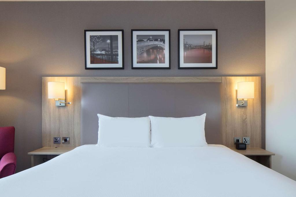 Postel nebo postele na pokoji v ubytování Hilton Garden Inn Dublin City Centre