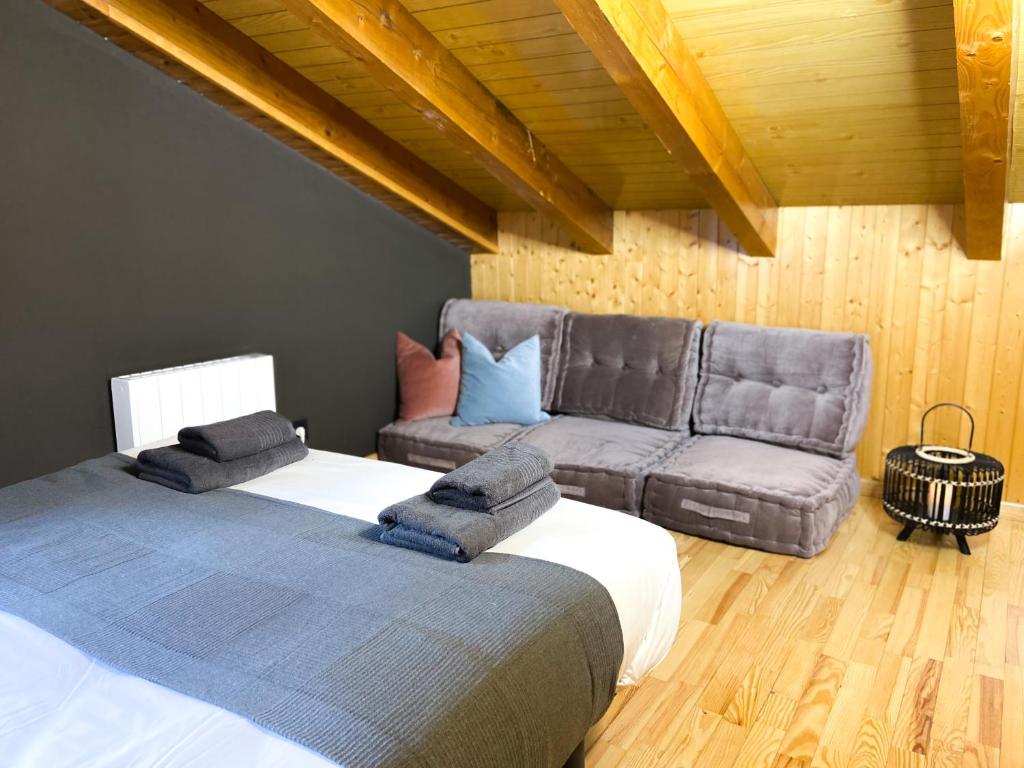Postel nebo postele na pokoji v ubytování Lujoso Ático Dúplex En Valle De Incles - Parking Gratis l by BonesVacances