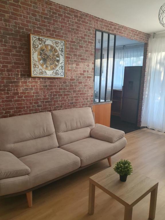 Fotografia z galérie ubytovania Appartement lumineux 2 chambres avec parking et Wifi proche tous commerces v destinácii Besançon