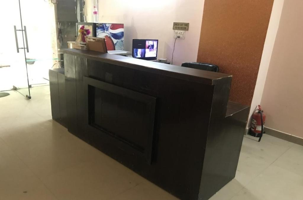 a black reception desk in a room with at Hotel Jeet Lodge in Chandīgarh