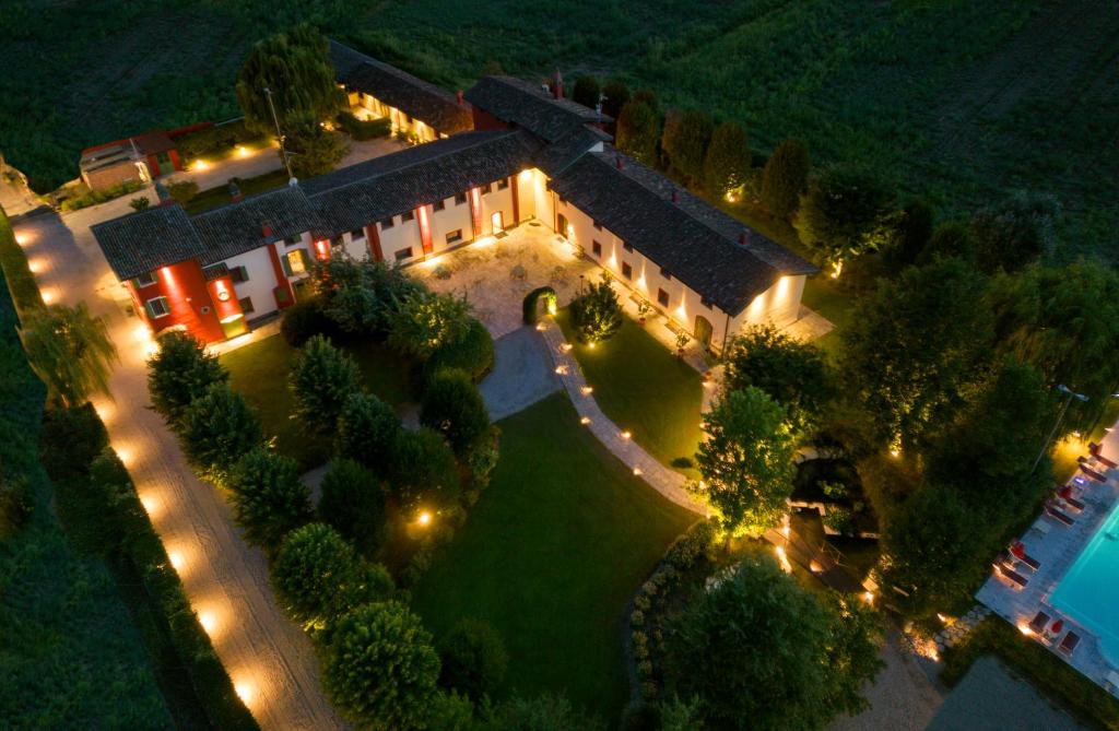 una vista aérea de un gran edificio con luces en La Corte San Lorenzo, en Moscuzzano