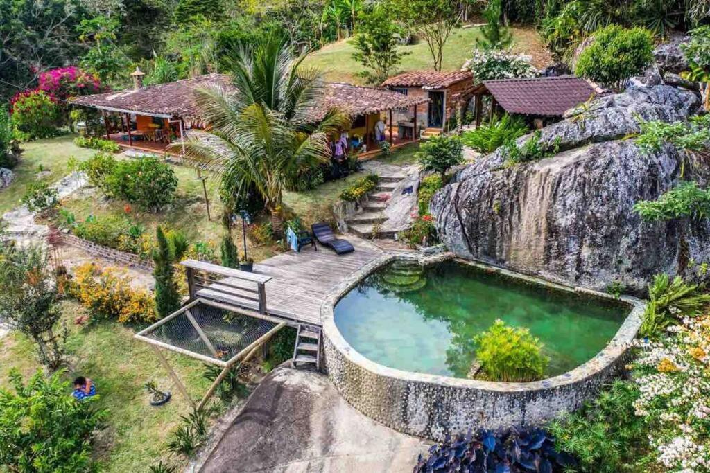 - une vue aérienne sur un complexe avec une piscine dans l'établissement Gopal Ecolodge (ecofinca), à Barbosa