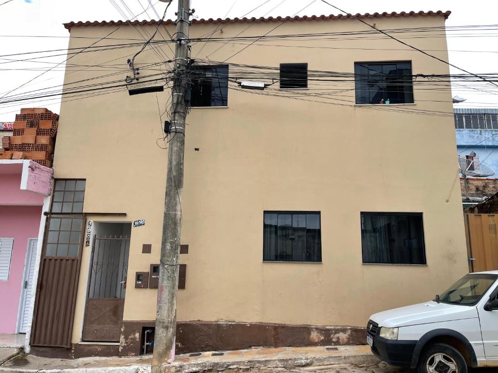 サン・トメー・ダス・レトラスにあるKitnet STL. Centroの建物の前に駐車された白い車