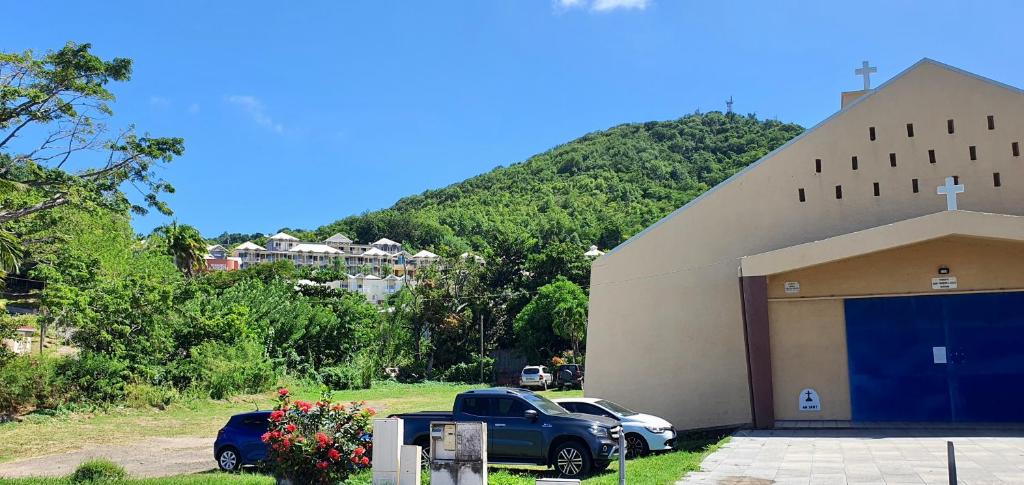 Nespecifikovaný výhled na hory nebo výhled na hory při pohledu z aparthotelu
