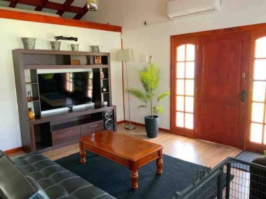 ロス・アンヘレスにあるLinda y cómoda cabaña en un entorno naturalのリビングルーム(ソファ、コーヒーテーブル付)