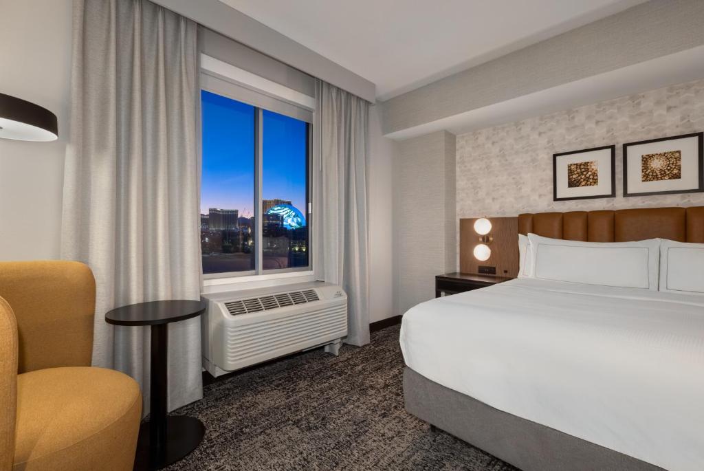 Postel nebo postele na pokoji v ubytování DoubleTree by Hilton Las Vegas East Flamingo
