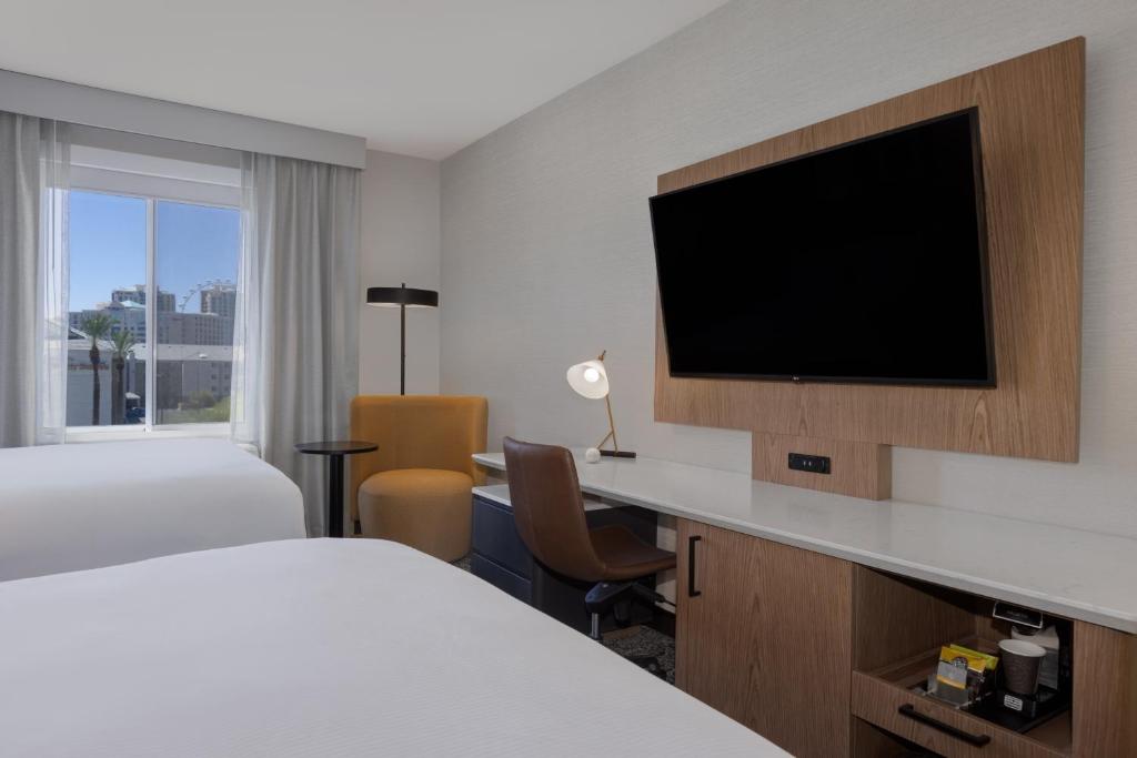 TV a/nebo společenská místnost v ubytování DoubleTree by Hilton Las Vegas East Flamingo