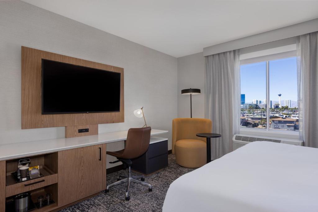 TV a/nebo společenská místnost v ubytování DoubleTree by Hilton Las Vegas East Flamingo