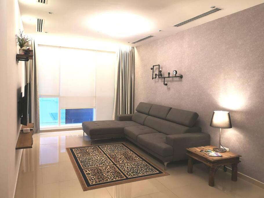 uma sala de estar com um sofá e uma mesa em CasaBinjai em Kuala Lumpur