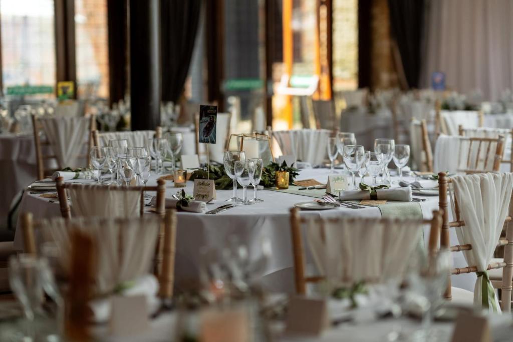 Restaurace v ubytování voco Lythe Hill Hotel & Spa by IHG