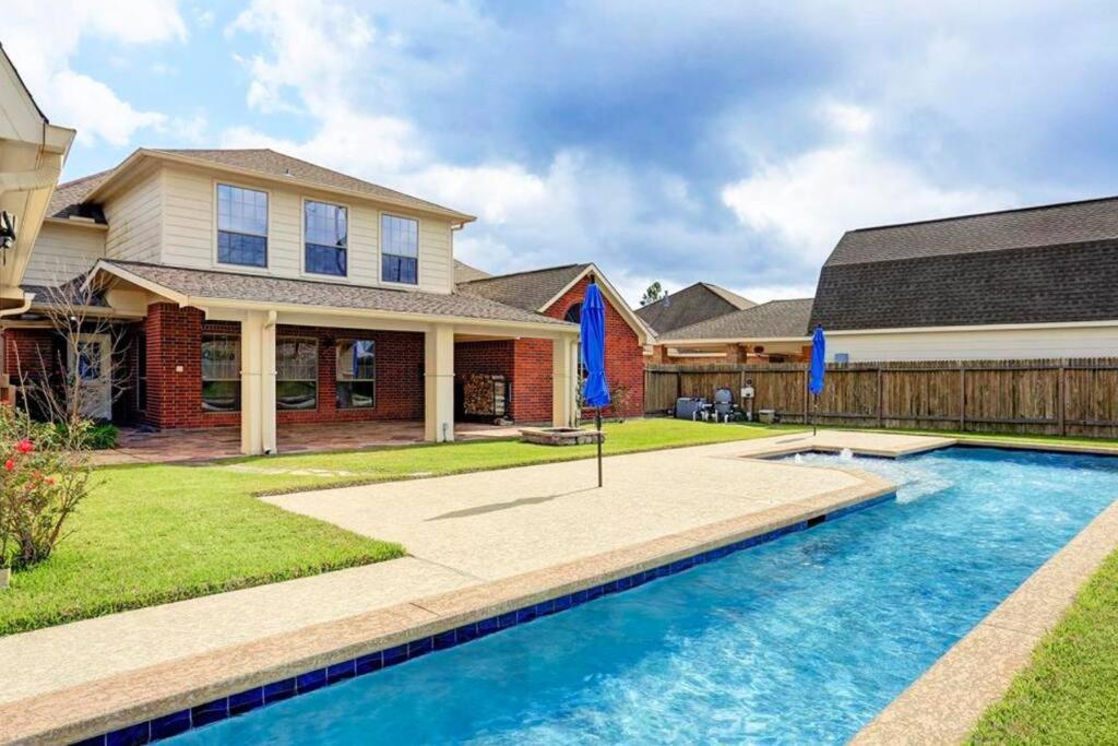 Spectacular Home with A Private Pool & BBQ Grill!, Manvel (updated