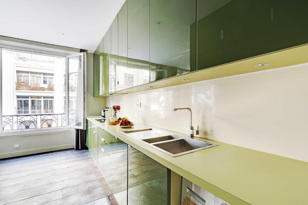 Una cocina o kitchenette en Amazing apartment 6P2BR Beaubourg - Heart of Paris