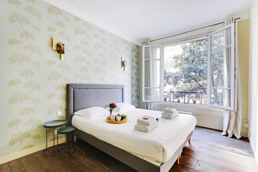 Una cama o camas en una habitaci&oacute;n de Amazing apartment 6P2BR Beaubourg - Heart of Paris