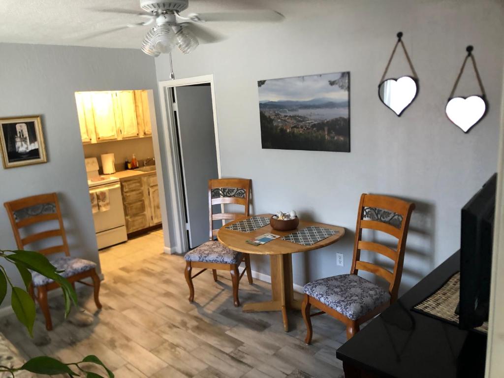 Кухня или мини-кухня в Surfside Suites
