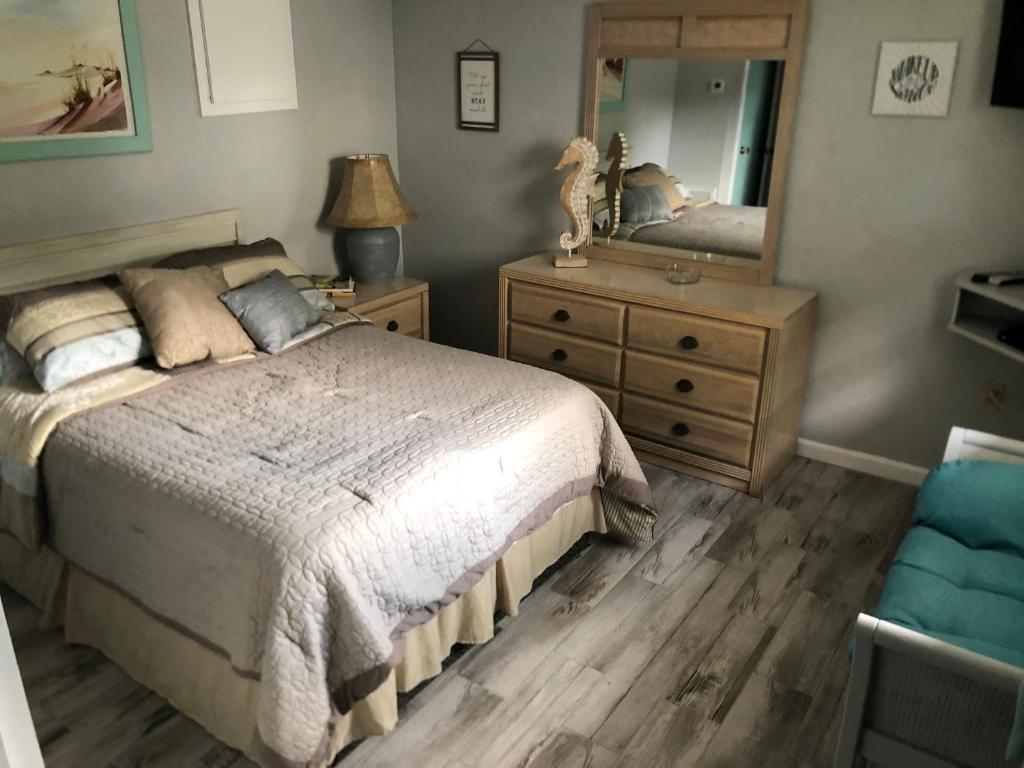 Кровать или кровати в номере Surfside Suites