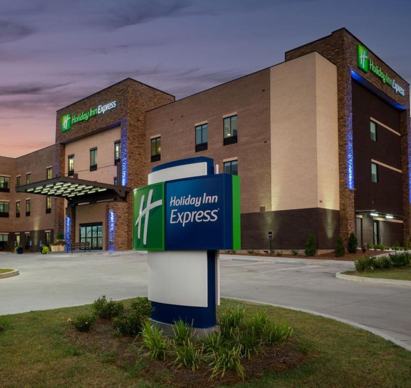 um hospital com uma placa em frente a um edifício em Holiday Inn Express - Hattiesburg West - Univ Area em Hattiesburg