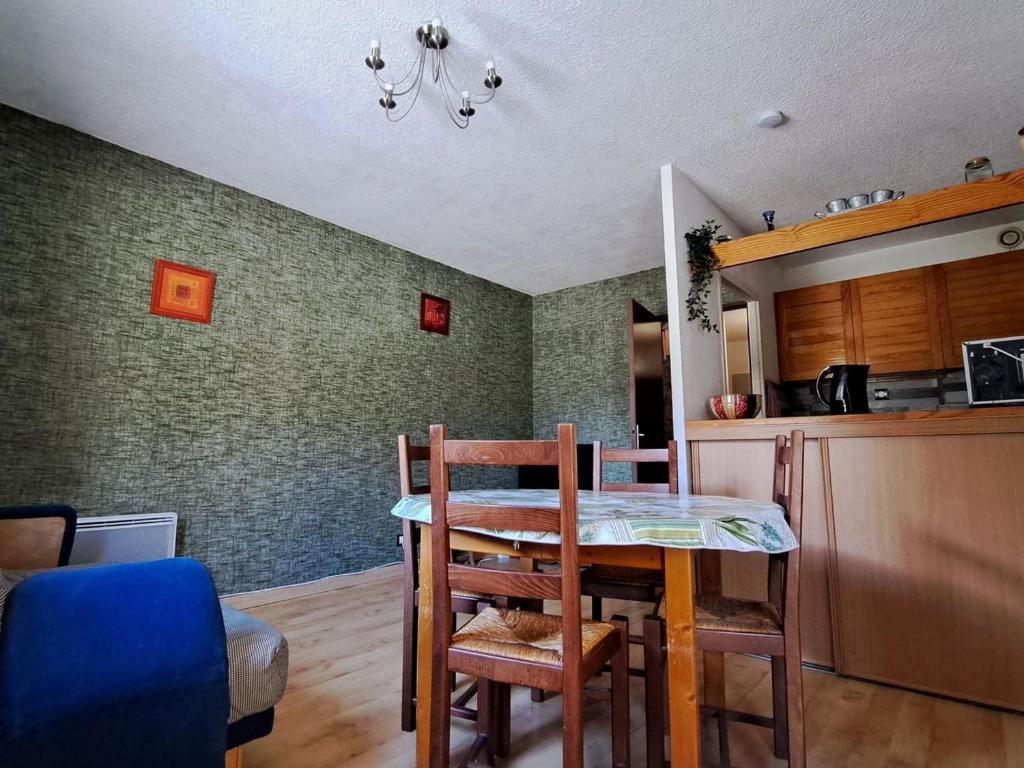 a kitchen with a table and chairs in a room at Appartement Jausiers, 2 pièces, 6 personnes - FR-1-165A-174 in Jausiers