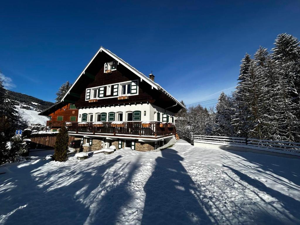 Chalet moderne et spacieux à Megève, 5 chambres, jacuzzi, salle TV, proche centre et remontée mécanique - FR-1-569-119 v zimě