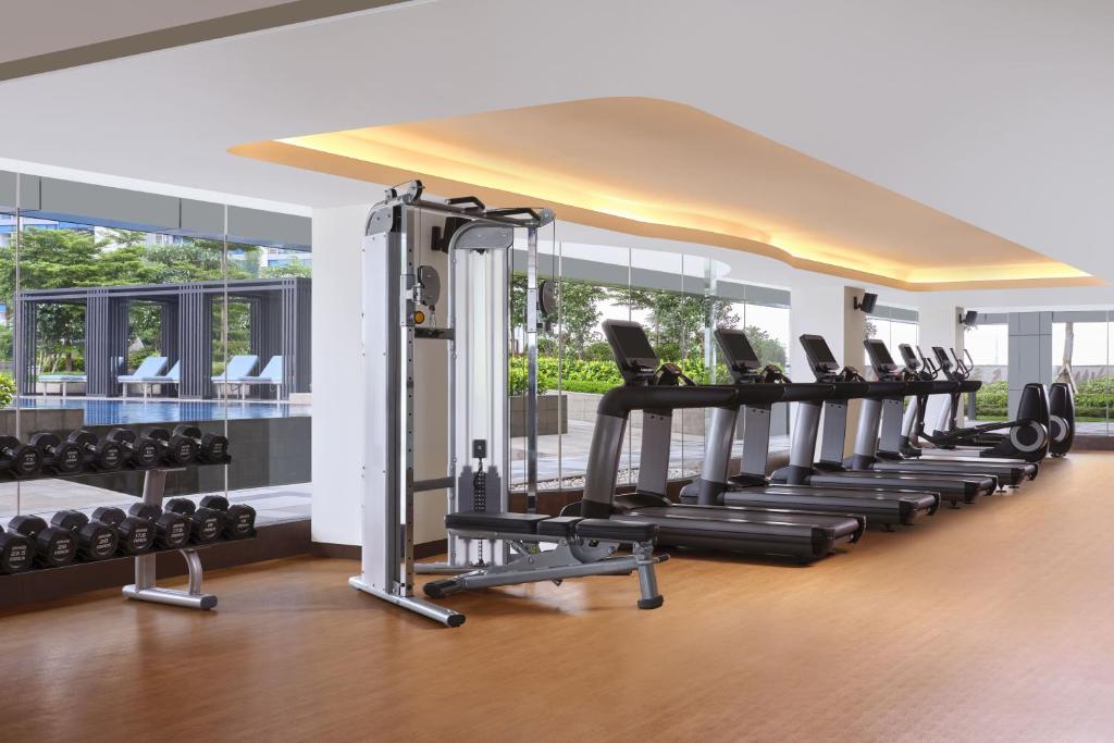Fitness centrum a/nebo fitness zařízení v ubytování Four Points by Sheraton Surabaya, Pakuwon Indah