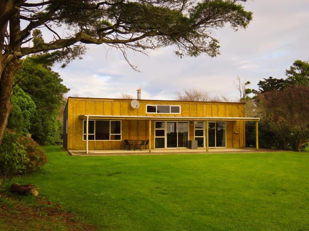 una casa de madera con un gran patio en The Barn en Westport