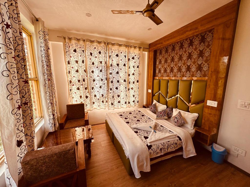 Schlafzimmer mit einem Bett und einem Fenster in der Unterkunft Hotel GS Residency ,Kunzer Gulmarg in Gulmarg
