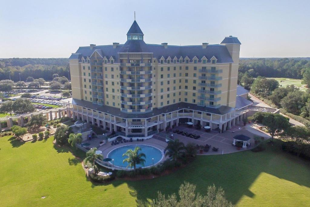 una vista aérea de un hotel con un gran edificio en World Golf Village Renaissance St. Augustine Resort, en St. Augustine