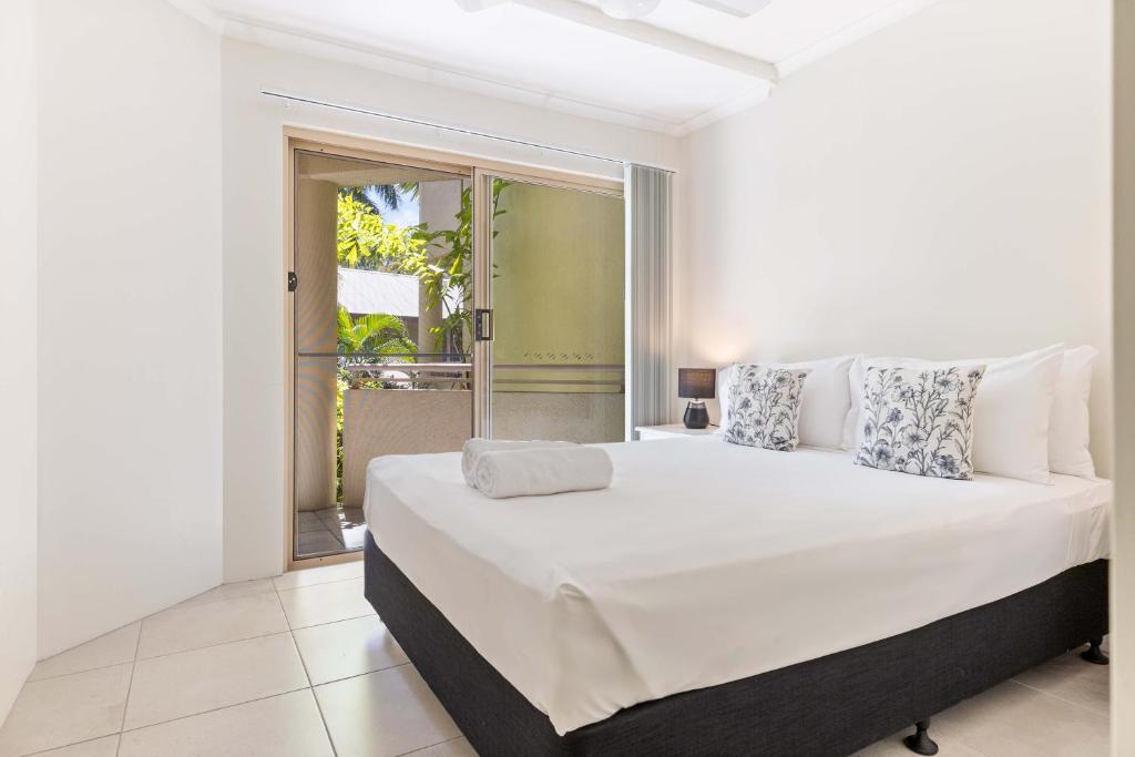 Postel nebo postele na pokoji v ubytování Port Douglas Sands Resort