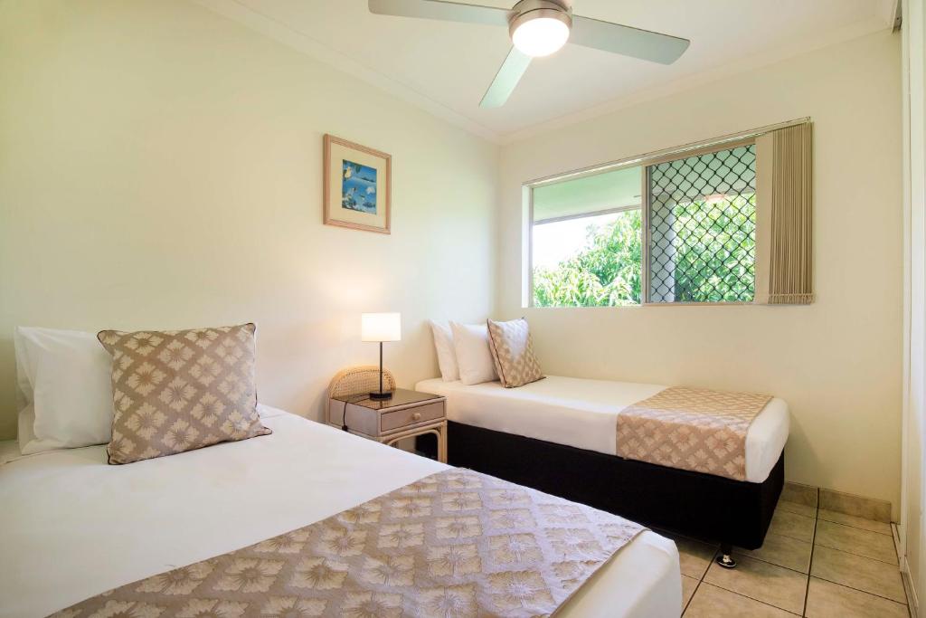 Postel nebo postele na pokoji v ubytování Port Douglas Sands Resort