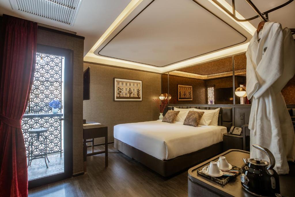 sypialnia z dużym łóżkiem i oknem w obiekcie The Ember Hotel Khaosan w mieście Bangkok