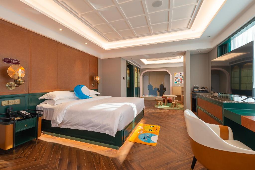 um quarto com uma cama grande e uma casa de banho em Guangzhou Tianhe Taikoohui - Coffee Rupin Hotel,Canton Fair Free Shuttle Bus em Guangzhou