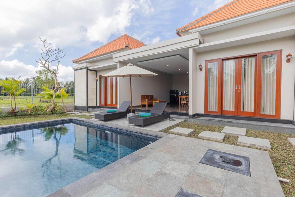 een villa met een zwembad en een huis bij New Private Pool Villa - Villa Dhea Ubud in Ubud