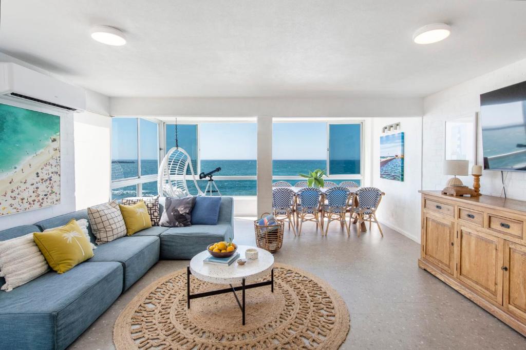 Χώρος καθιστικού στο Absolute Oceanfront Yamba - oceanstays