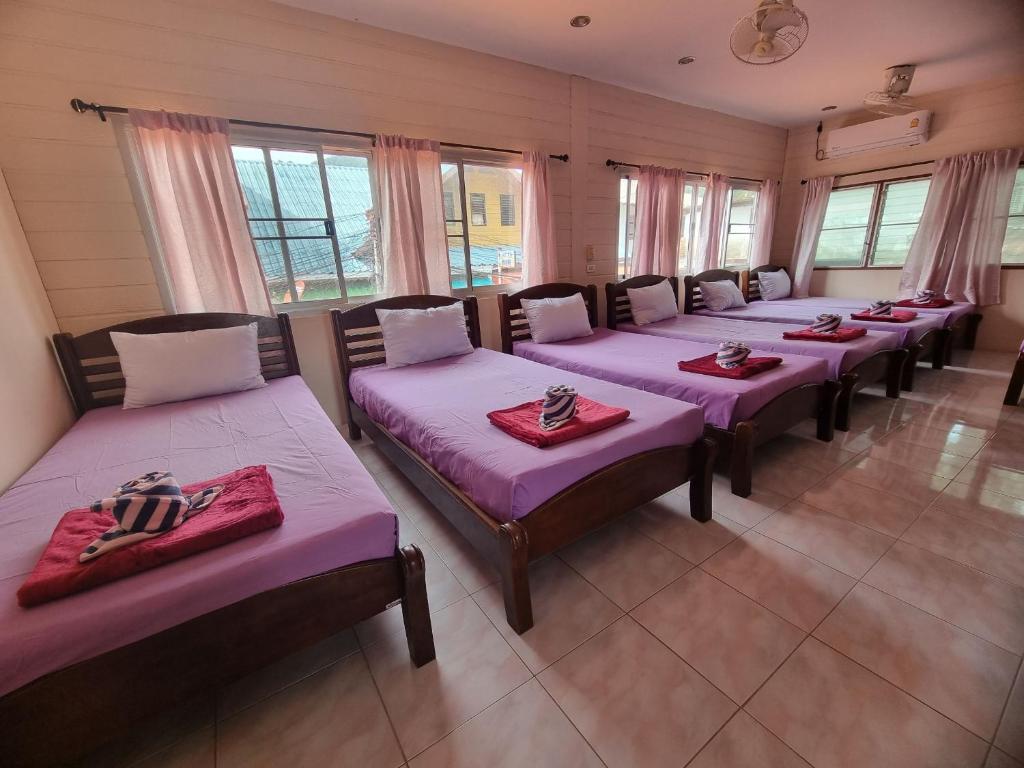 Postel nebo postele na pokoji v ubytování Lotus Hostel Beach Koh Tao
