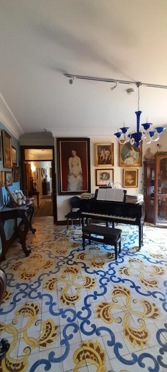 een woonkamer met een piano en een tapijt bij terrazze di montelusa in Agrigento