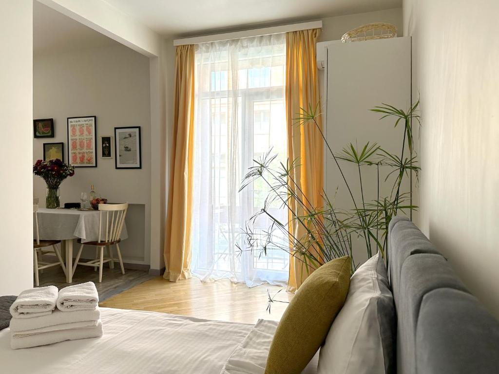 Your Charming Home, Steps to Republic Square - Hizvo