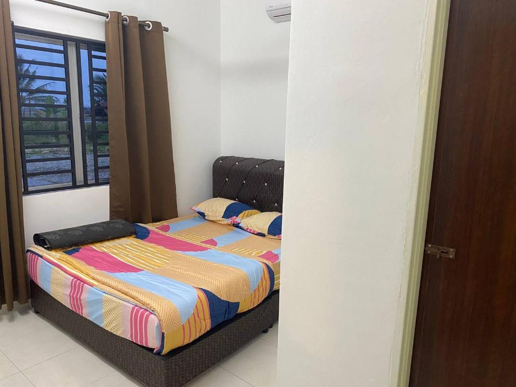 1 dormitorio con cama y ventana en Anak Air Homestay, Serkam Islam Guest Only en Melaka