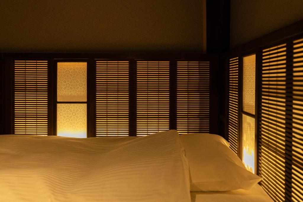 Postel nebo postele na pokoji v ubytování Classic ＆ modern SELF-STYLED HOTEL 番場おおそね