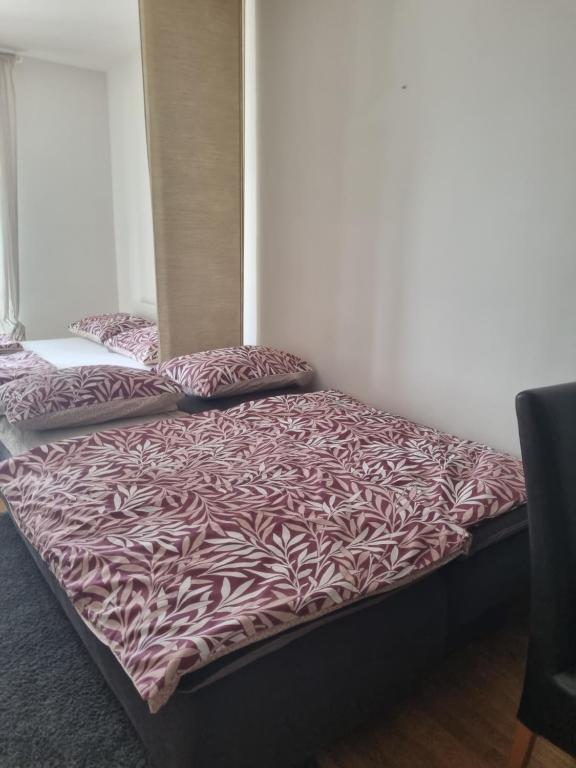 2 Betten nebeneinander in einem Zimmer in der Unterkunft Apartman Niko in Zagreb