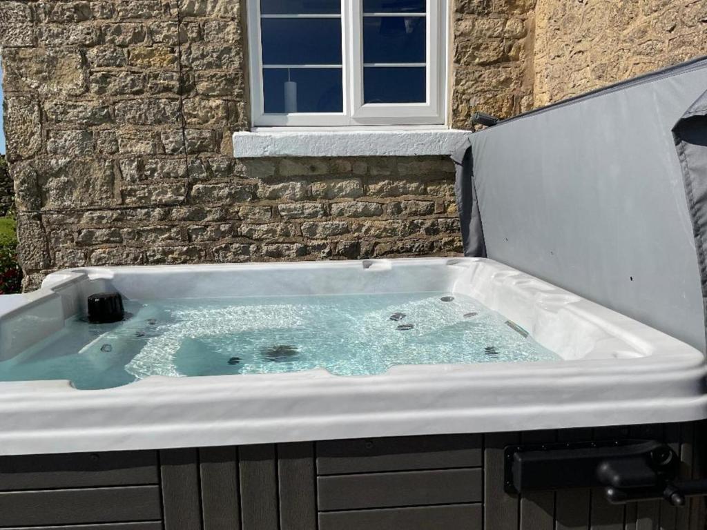 Luxury Farmhouse with Stunning Views and Hot Tub - Huis Met Vier Slaapkamers