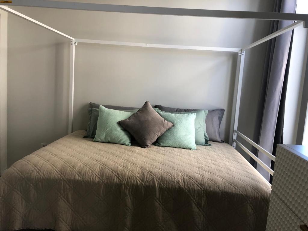 1 cama con almohadas en el dormitorio en Winter Wonderland Retreat and Your Chicago Chill Getaway en Chicago