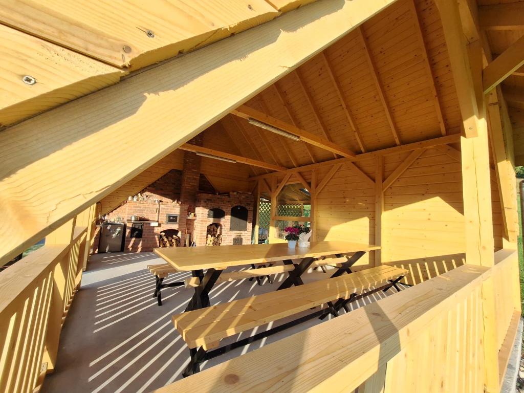Restauracja lub miejsce do jedzenia w obiekcie Domek w Klisiówkach