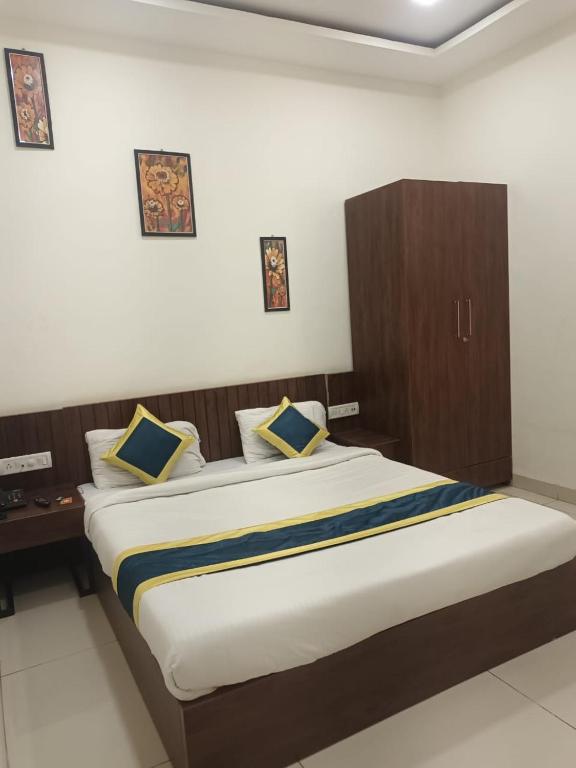 Postel nebo postele na pokoji v ubytování Hotel Lakshya Sheesh Mahal Indore