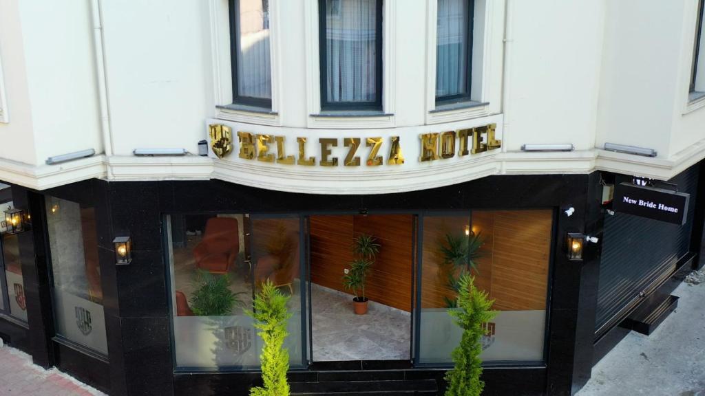 una tienda frente a un edificio con un cartel. en Bellezza Hotel en Estambul