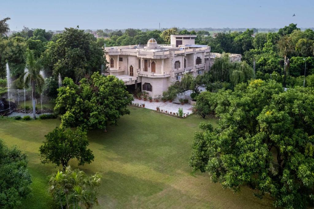 una vista aérea de una gran mansión con árboles en StayVista at Villa Gardenia The Garden Villa - Aurai en Gyānpur