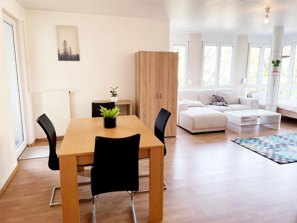 - un salon avec une table et un canapé dans l'établissement Workers Apartment in Offenbach, à Gravenbruch