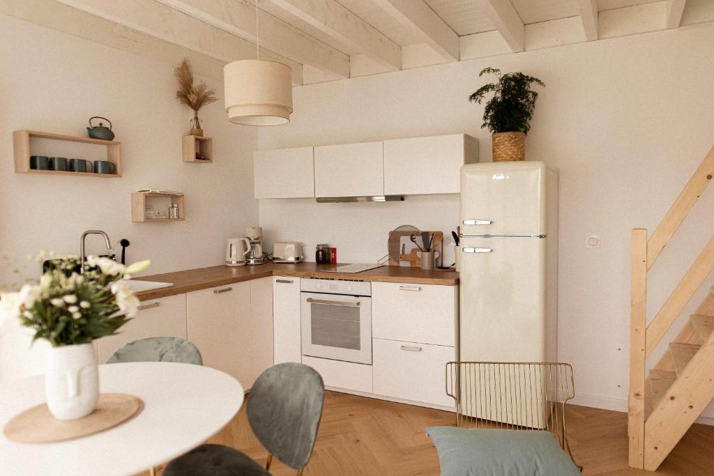 A kitchen or kitchenette at Men Louet E - Gîte de bord de mer