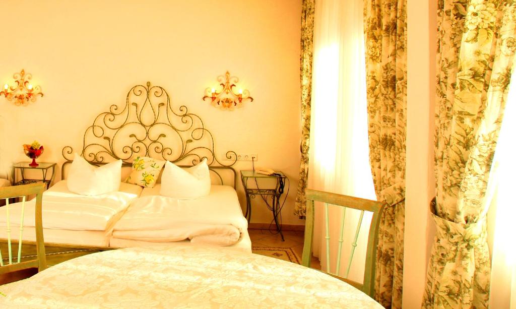 Postel nebo postele na pokoji v ubytování Seibel's Park Hotel
